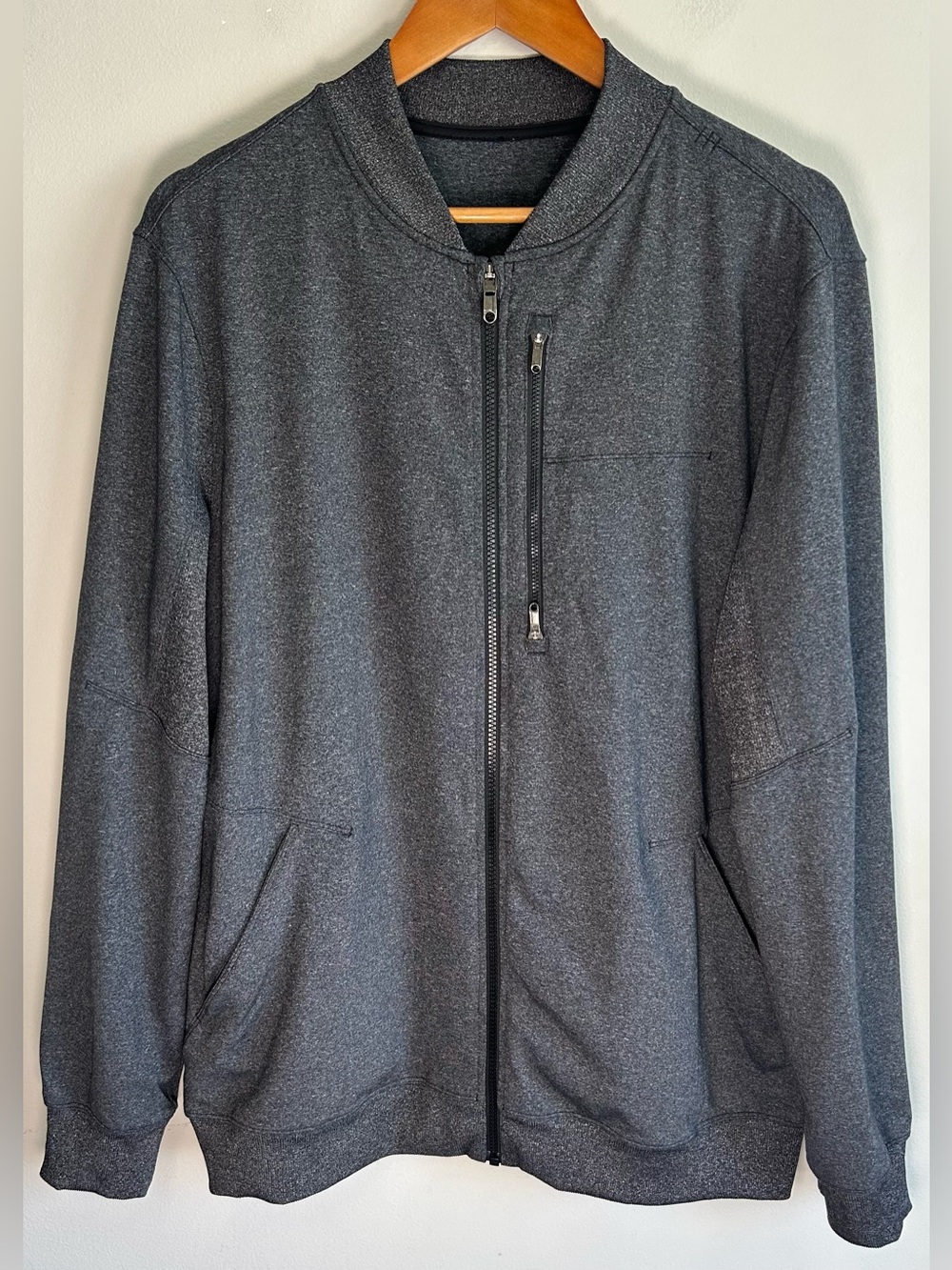 Lululemon Men's Sojourn Stretch Woven Jacket Size XL Dark Gray Sleek Athletic